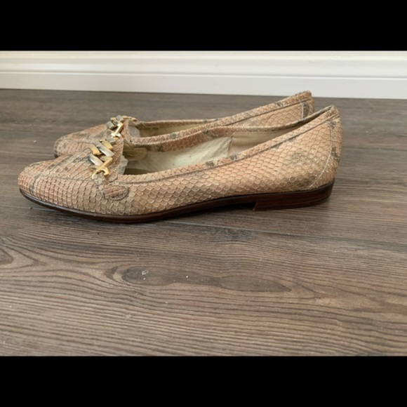 Flats - Picture 1 of 8